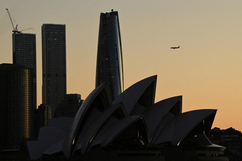 © Reuters. FILE PHOTO: A plane flys over the Sydney Opera House, in Sydney, Australia, May 14, 2024. REUTERS/Jaimi Joy/File Photo