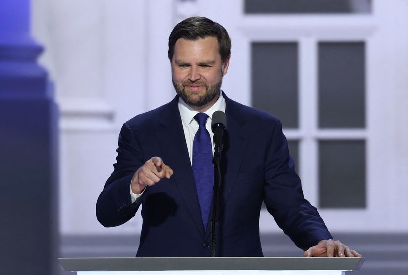 © Reuters. Vice Presidential Nominee Senator J.D. Vance (R-OH) speaks on Day 3 of the Republican National Convention (RNC), at the Fiserv Forum in Milwaukee, Wisconsin, U.S., July 17, 2024. REUTERS/Mike Segar