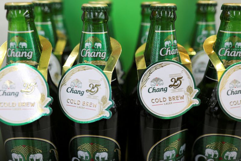 © Reuters. FILE PHOTO: Bottles of Chang beer are seen at a supermarket in Bangkok, Thailand, October 12, 2020. REUTERS/Soe Zeya Tun/File Photo