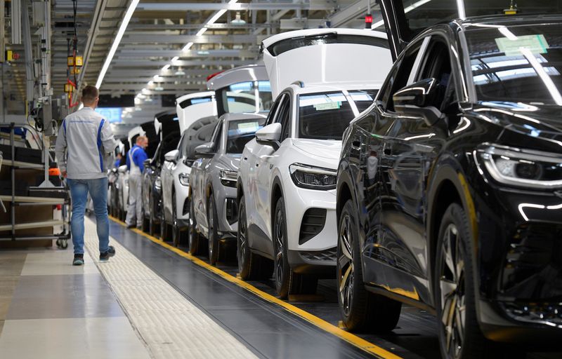 &copy; Reuters. FILE PHOTO: Technicians work at the production line for electric car models of the Volkswagen Group in Zwickau, Germany, April 26, 2022. REUTERS/Matthias Rietschel/File Photo