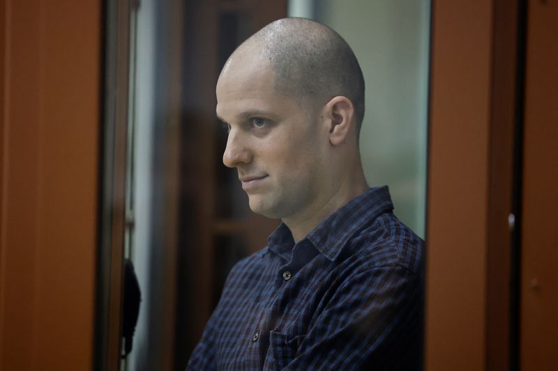 © Reuters. Wall Street Journal reporter Evan Gershkovich, who stands trial on spying charges, is seen inside an enclosure for defendants before a court hearing in Yekaterinburg, Russia June 26, 2024. REUTERS/Evgenia Novozhenina/ File Photo