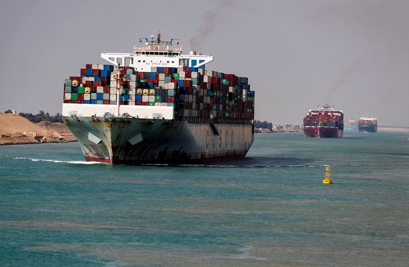 © Reuters. FILE PHOTO: Shipping containers pass through the Suez Canal in Suez, Egypt February 15, 2022. REUTERS/Mohamed Abd El Ghany/File Photo