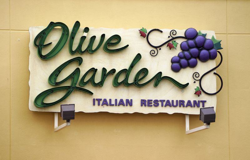 © Reuters. The sign outside the Olive Garden restaurant is seen in Westminster, Colorado March 19, 2015. Darden Restaurants Inc, the parent of Olive Garden will report earnings on March 20. REUTERS/Rick Wilking/File Photo