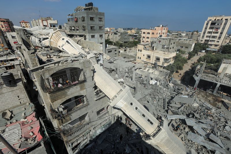 &copy; Reuters. The collapsed minaret of Abdullah Azzam mosque leans against a house after the mosque was hit by an Israeli strike, amid the Israel-Hamas conflict, in Nuseirat refugee camp in the central Gaza Strip, July 17, 2024. REUTERS/Ramadan Abed