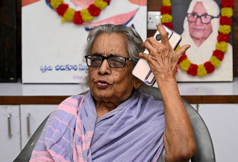 © Reuters. Shanthamma Chilukuri, a great-aunt of Usha Chilukuri Vance who is the wife of Donald Trump's vice presidential running mate, J.D. Vance, speaks with the media inside her house in the southern city of Visakhapatnam, India, July 18, 2024. REUTERS/Stringer