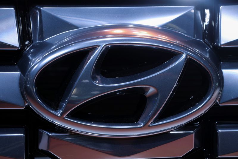 &copy; Reuters. The logo of Hyundai Motor Company is pictured at the New York International Auto Show, in Manhattan, New York City, U.S., April 13, 2022. REUTERS/Andrew Kelly/File photo