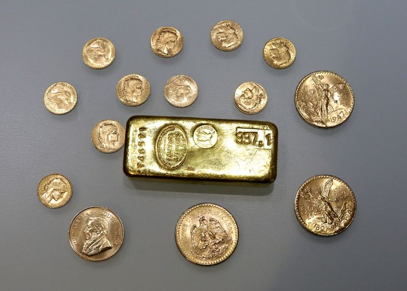 &copy; Reuters. FILE PHOTO: A gold ingot and gold coins are seen in this illustration picture taken November 17, 2017. REUTERS/Eric Gaillard/Illustration/File Photo