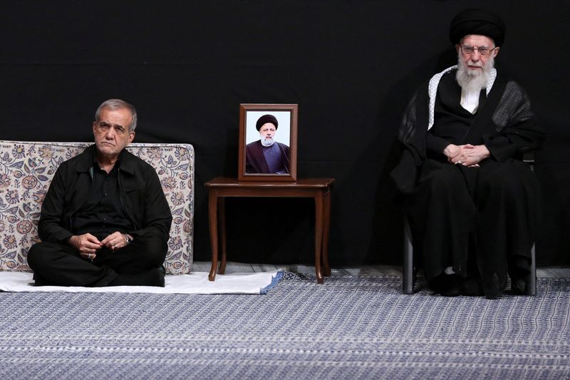 &copy; Reuters. FILE PHOTO: Iran's President-elect Masoud Pezeshkian and Iran's Supreme Leader Ayatollah Ali Khamenei attend a Muharram mourning ceremony in Tehran, Iran July 12, 2024. Office of the Iranian Supreme Leader/WANA (West Asia News Agency)/Handout via REUTERS/