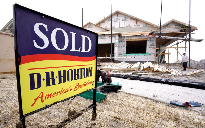 © Reuters. FILE PHOTO: A house built by the D.R. Horton company is seen in Arvada, Colorado January 24, 2017. REUTERS/Rick Wilking/File Photo