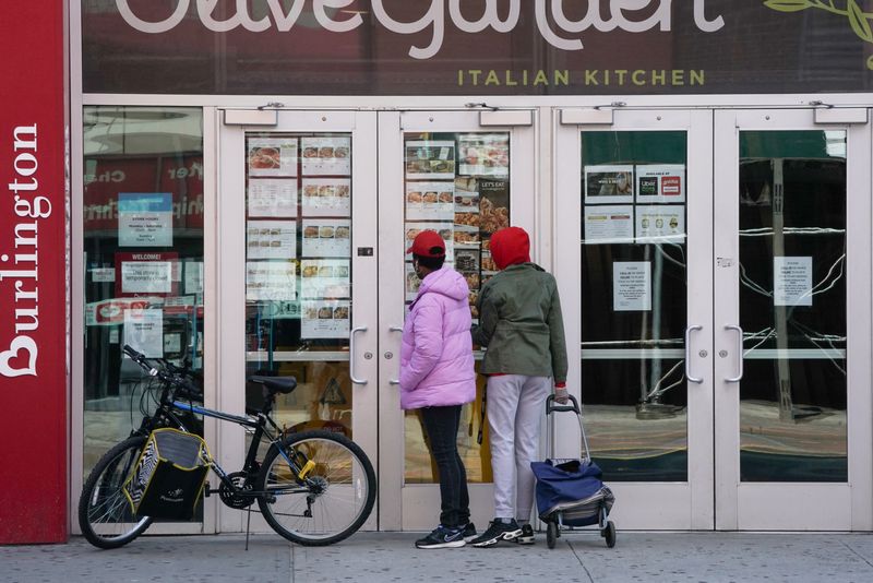 © Reuters. People look at an Olive Garden in Harlem that is closed, as retail sales suffer record drop during the outbreak of the coronavirus disease (COVID-19) in New York City, New York, U.S., April 15, 2020. REUTERS/Bryan R Smith