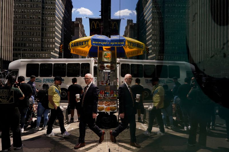 &copy; Reuters. FILE PHOTO: People walk during hot weather in New York City, U.S., June 27, 2024. REUTERS/Adam Gray/File Photo