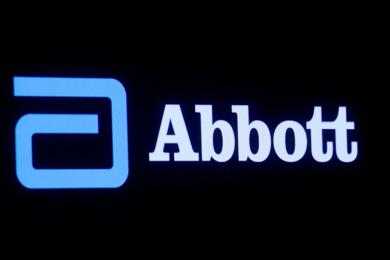 © رويترز.  صورة الملف: يتم عرض شعار Abbott Laboratories على شاشة في بورصة نيويورك (NYSE) في مدينة نيويورك، الولايات المتحدة، 18 أكتوبر 2021. رويترز / بريندان ماكديرميد / صورة الملف