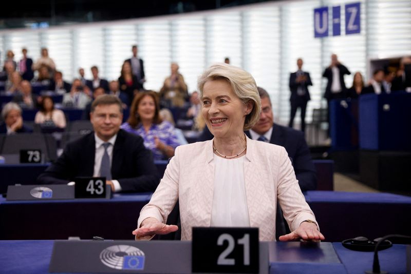 &copy; Reuters. Ursula von der Leyen reagisce dopo essere stata scelta come presidente della Commissione europea per un secondo mandato, al Parlamento europeo di Strasburgo, Francia, 18 luglio 2024. REUTERS/Johanna Geron
