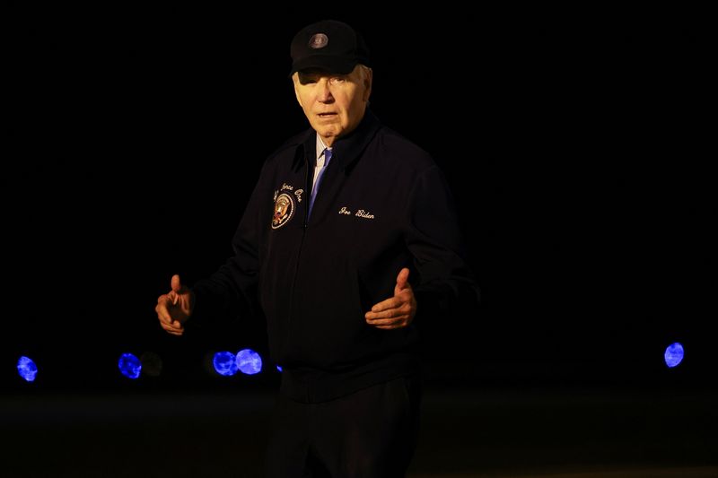 &copy; Reuters. U.S. President Joe Biden walks after deboarding from Air Force One, at Dover Air Force Base in Dover, Delaware, U.S., July 17, 2024. REUTERS/Tom Brenner/File Photo