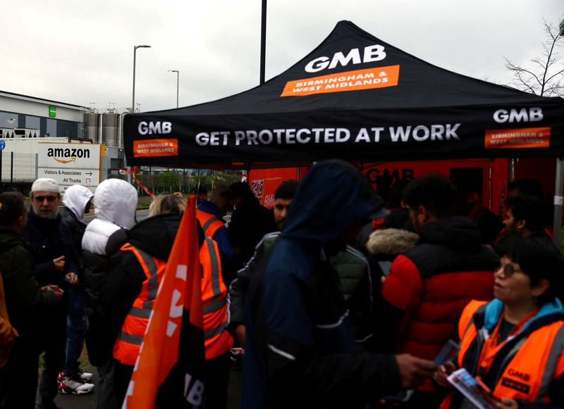 &copy; Reuters. FILE PHOTO: Protestors sign up to GMB Union during industrial action outside the Amazon warehouse, in Coventry, Britain March 19, 2024. REUTERS/Molly Darlington/File Photo