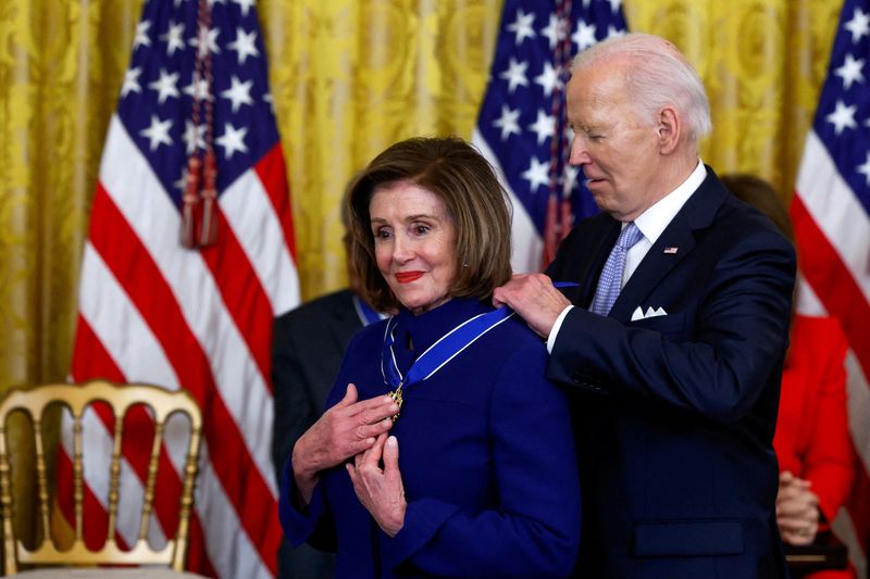 © Reuters. FILE PHOTO: U.S. President Joe Biden presents the Presidential Medal of Freedom to U.S. Representative and former House Speaker Nancy Pelosi (D-CA) during a ceremony at the White House in Washington, U.S., May 3, 2024. REUTERS/Evelyn Hockstein/File Photo