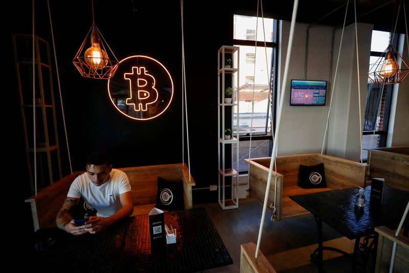 &copy; Reuters. FILE PHOTO: A neon logo of cryptocurrency Bitcoin is seen at the Crypstation cafe, in downtown Buenos Aires, Argentina May 5, 2022. REUTERS/Agustin Marcarian/File Photo