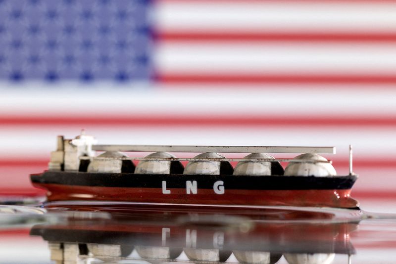 ©Reuters.  FILE PHOTO: The model of the LNG tanker is seen in front of the American flag in this illustration taken on May 19, 2022. REUTERS/Dado Ruvic/Illustration/File Photo