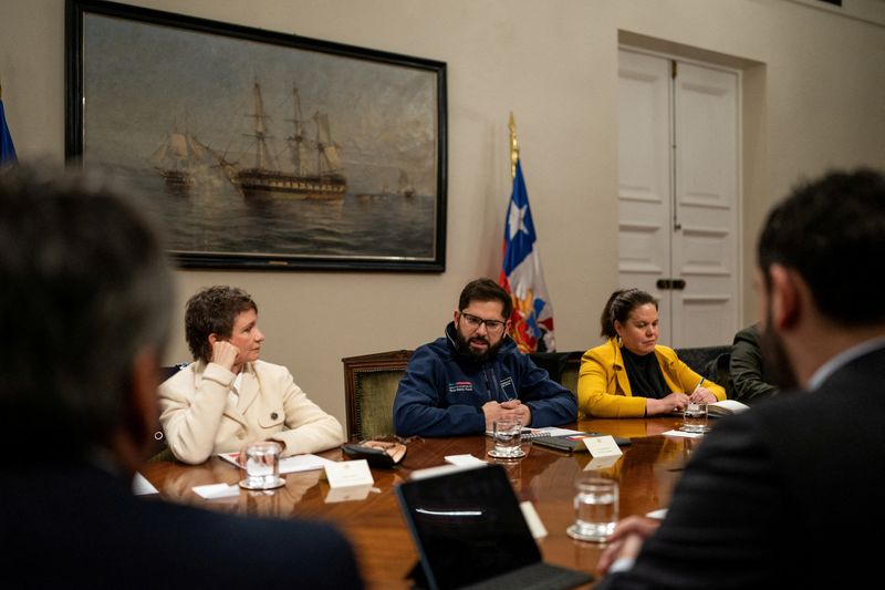 © Reuters. Chile's President Gabriel Boric along with Defense Minister Maya Fernandez and Interior Minister Carolina Toha meet during a 'Pro Security Cabinet' at La Moneda government palace in Santiago, Chile, July 18, 2024. Marcelo Segura/Chilean Presidency/Handout via REUTERS