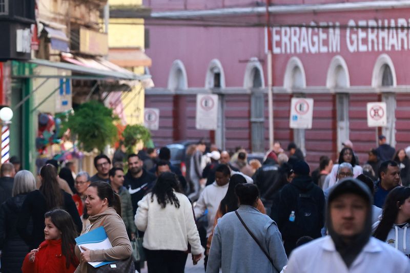 &copy; Reuters. FILE PHOTO: People walk along a street, in Porto Alegre, Rio Grande do Sul, Brazil, June 27, 2024. REUTERS/Diego Vara/File Photo