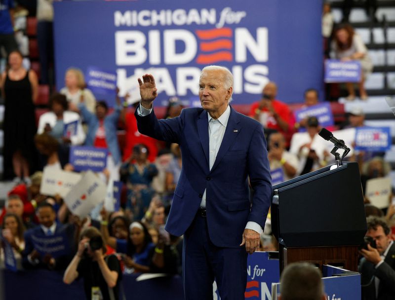 &copy; Reuters. FILE PHOTO: U.S. President Joe Biden waves the the audience during a campaign stop in Detroit, Michigan, U.S., July 12, 2024. REUTERS/Rebecca cook/File Photo