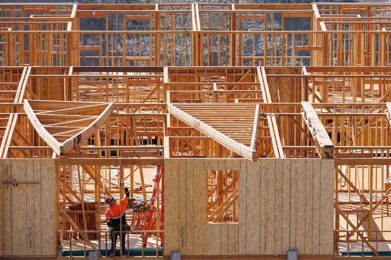 &copy; Reuters. FILE PHOTO: A construction worker works at a Lennar residential housing development called Junipers in San Diego, California, U.S., June 18, 2024.   REUTERS/Mike Blake/File Photo