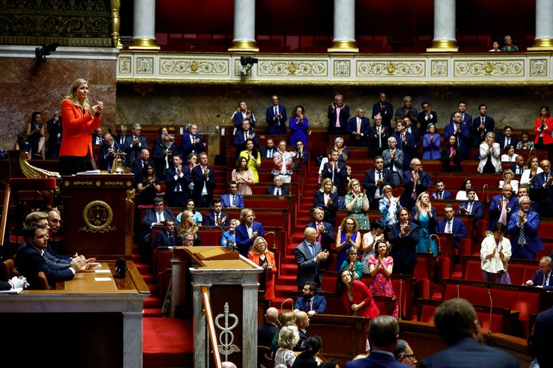 © Reuters. Yael Braun-Pivet, newly elected President of the National Assembly, and members of parliament applaud candidate member of parliament Andre Chassaigne after results in the third round of votes during the first session after the French parliamentary elections, at the National Assembly in Paris, France, July 18, 2024. REUTERS/Sarah Meyssonnier