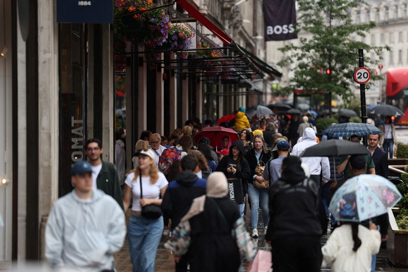 © Reuters. FILE PHOTO: Shoppers walk along Regent Street in London, Britain, July 9, 2024. REUTERS/Hollie Adams/File Photo