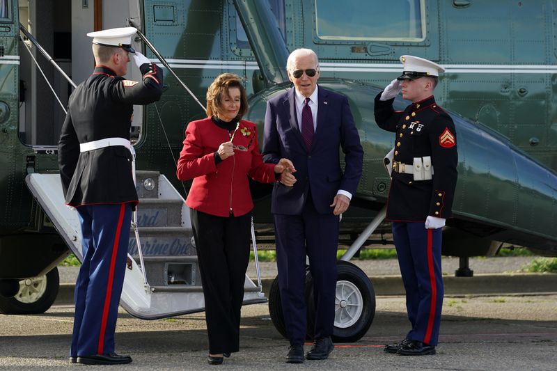 &copy; Reuters. Biden e Pelosi desembarcam de helicóptero em São Franciscon21/02/2024nREUTERS/Kevin Lamarque