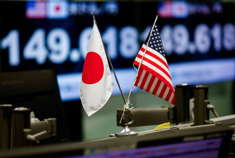 © Reuters. FILE PHOTO: The U.S. and Japanese national flags are displayed next to monitors showing the current Japanese Yen exchange rate against the U.S. dollar at the foreign exchange trading company Gaitame.com, after the reports of the Bank of Japan ending eight years of negative interest rates, in Tokyo, Japan March 19, 2024.  REUTERS/Issei Kato/File Photo