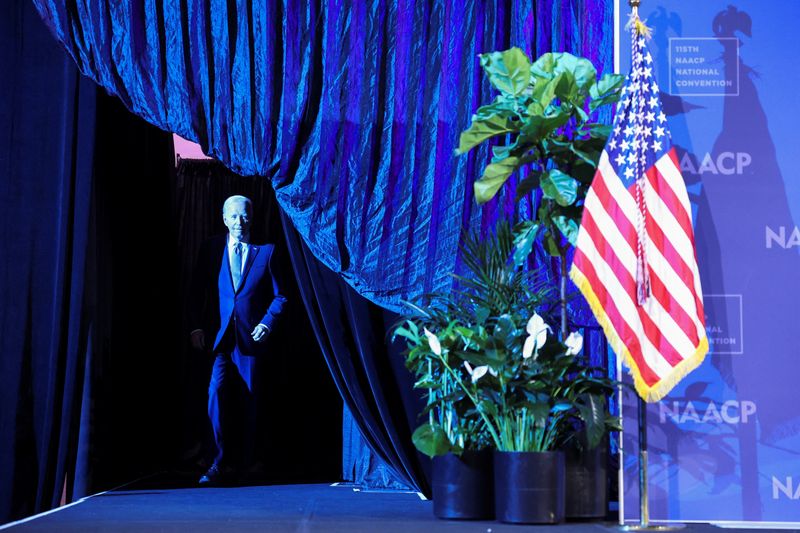 © Reuters. FILE PHOTO: U.S. President Joe Biden arrives on the stage at the 115th NAACP National Convention in Las Vegas, Nevada, U.S., July 16, 2024. REUTERS/Tom Brenner/File Photo