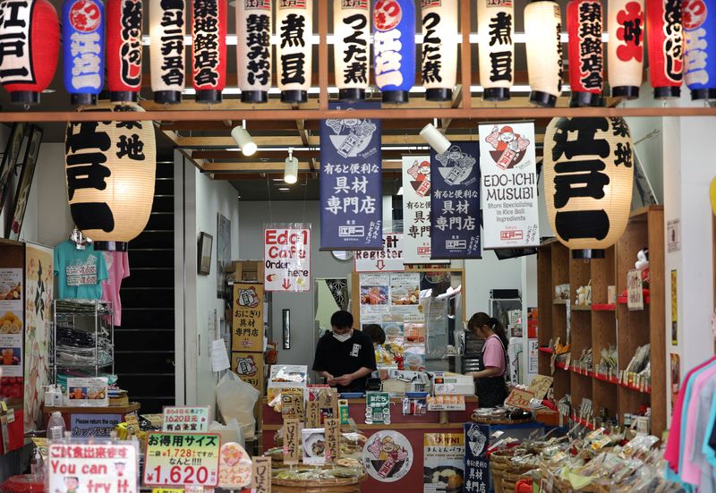 © Reuters. ẢNH TẬP TIN: Nhân viên làm việc tại một cửa hàng ở Chợ Tsukiji Outer ở Tokyo, Nhật Bản, ngày 14 tháng 6 năm 2024. REUTERS/Kim Kyung-Hoon/Ảnh tập tin