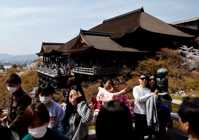 © Reuters. FILE PHOTO: A crowd of tourists are seen at Kiyomizu-dera temple in Kyoto, western Japan March 30, 2023.  REUTERS/Issei Kato/File Photo