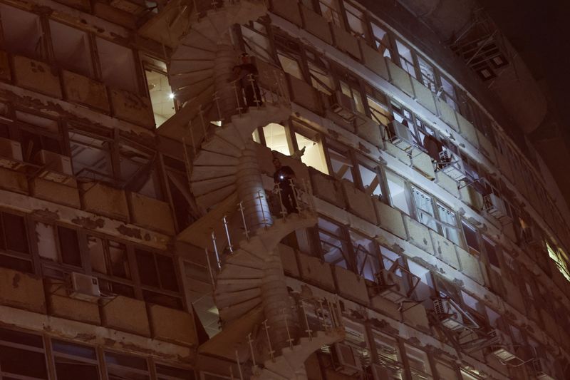 © Reuters. People walk down the stairs of a building damaged at the site of an explosion, amid the Israel-Hamas conflict in Tel-Aviv, Israel July 19, 2024. REUTERS/Ricardo Moraes