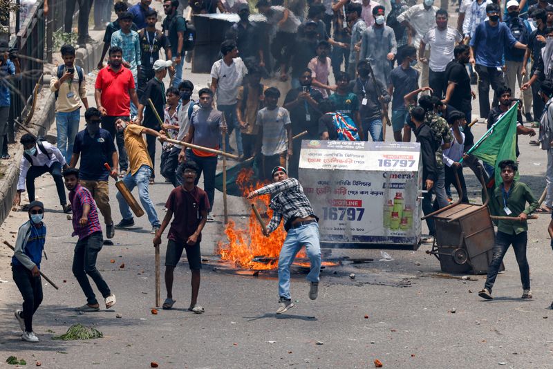 © Reuters. Anti-quota supporters clash with police and Awami League supporters at the Rampura area in Dhaka, Bangladesh, July 18, 2024. REUTERS/Mohammad Ponir Hossain