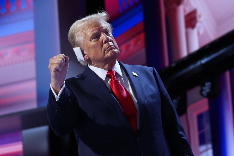 © Reuters. Republican presidential nominee and former U.S. President Donald Trump raises his fist from the stage on Day 4 of the Republican National Convention (RNC), at the Fiserv Forum in Milwaukee, Wisconsin, U.S., July 18, 2024. REUTERS/Andrew Kelly