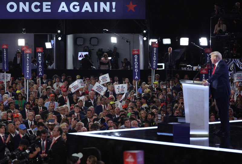 © Reuters. Republican presidential nominee and former U.S. President Donald Trump speaks on Day 4 of the Republican National Convention (RNC), at the Fiserv Forum in Milwaukee, Wisconsin, U.S., July 18, 2024. REUTERS/Jeenah Moon