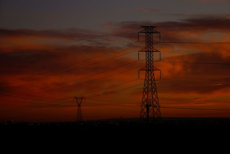 © Reuters. ẢNH TẬP TIN: Các tháp điện cao thế được nhìn thấy lúc mặt trời mọc ở Ciudad Juarez, Mexico ngày 20 tháng 4 năm 2022. REUTERS/Jose Luis Gonzalez/Ảnh tập tin