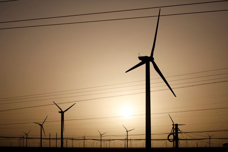 &copy; Reuters. FILE PHOTO: Wind turbines stand on a power station near Yumen, Gansu province, China September 25, 2020. Picture taken September 25, 2020. REUTERS/Carlos Garcia Rawlins/File Photo