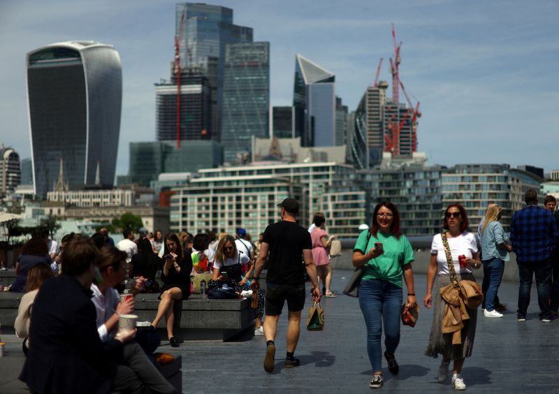 &copy; Reuters. FILE PHOTO: People enjoy warm weather in front of the city of London financial district in London, Britain, May 18, 2022. REUTERS/Hannah McKay/File Photo