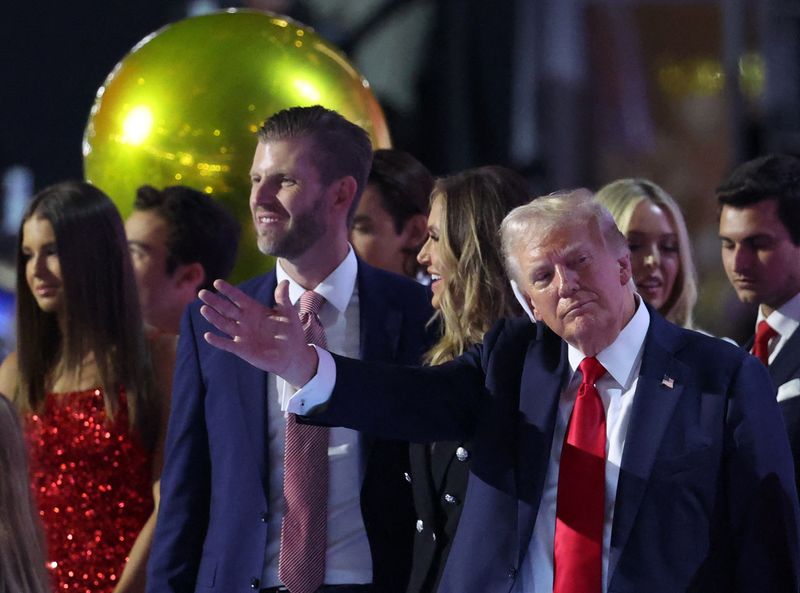 © Reuters. Republican presidential nominee and former U.S. President Donald Trump gestures following his speech on Day 4 of the Republican National Convention (RNC), at the Fiserv Forum in Milwaukee, Wisconsin, U.S., July 18, 2024. REUTERS/Jeenah Moon