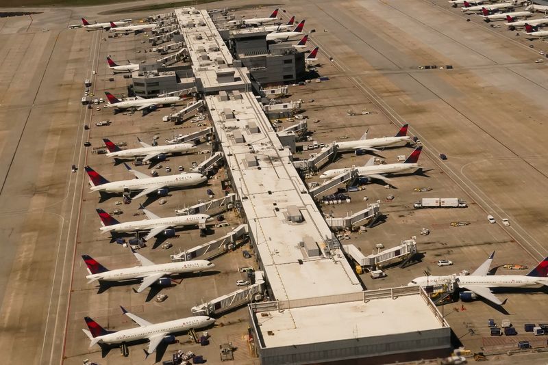 © Reuters. Delta commercial airliners are seen at Hartsfield-Jackson Atlanta International Airport in Atlanta, Georgia, U.S., April 5, 2024. REUTERS/Elizabeth Frantz/File Photo