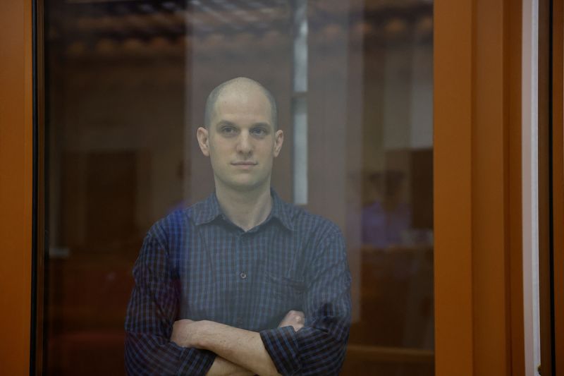 © Reuters. Wall Street Journal reporter Evan Gershkovich, who stands trial on spying charges, is seen inside an enclosure for defendants before a court hearing in Yekaterinburg, Russia June 26, 2024. REUTERS/Evgenia Novozhenina/File photo