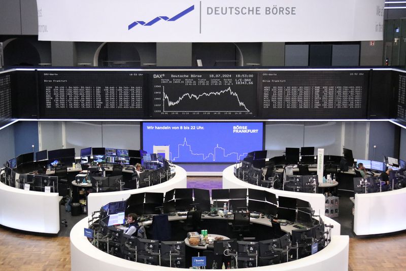 &copy; Reuters. Il grafico dell'indice azionario tedesco DAX è raffigurato alla borsa valori di Francoforte, Germania, 18 luglio 2024.     REUTERS/Staff