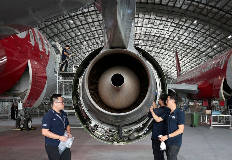 © Reuters. FILE PHOTO: Technicians inspect an aircraft engine in the maintenance hangar of Asia Digital Engineering, the aircraft services and maintenance unit of AirAsia-operator Capital A at Subang, Malaysia July 15, 2024. REUTERS/Hasnoor Hussain/File Photo