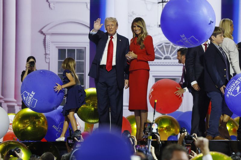 © Reuters. Republican presidential nominee and former U.S. President Donald Trump is joined on stage by wife Melania and other relatives after he finished giving his acceptance speech on Day 4 of the Republican National Convention (RNC), at the Fiserv Forum in Milwaukee, Wisconsin, U.S., July 18, 2024. REUTERS/Evelyn Hockstein