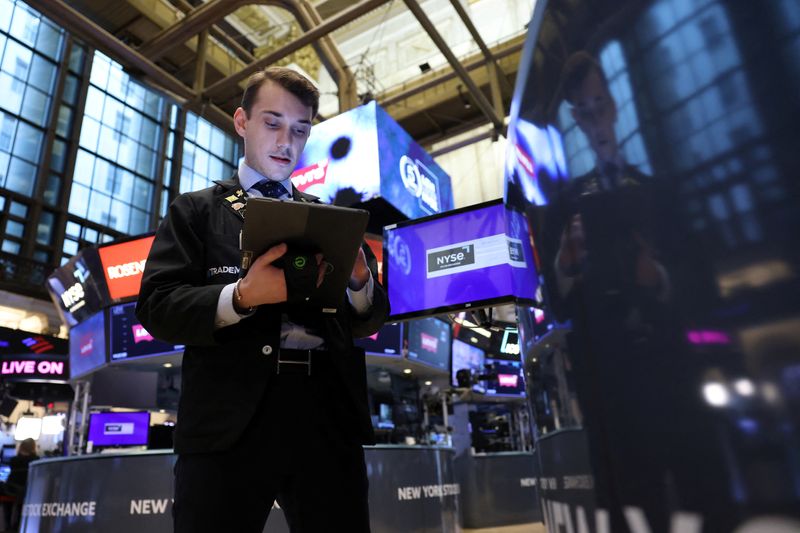 © Reuters. FILE PHOTO: A trader works on the trading floor at the New York Stock Exchange (NYSE) in New York City, U.S., April 5, 2024. REUTERS/Andrew Kelly/File Photo