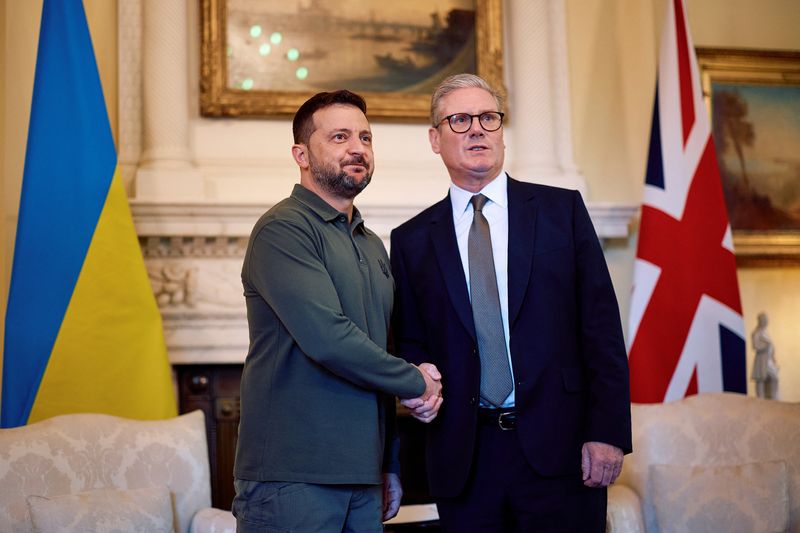 © Reuters. Britain's Prime Minister Keir Starmer and Ukraine's President Volodymyr Zelenskiy pose during a bilateral meeting at 10 Downing Street in central London, Britain, July 19, 2024. BENJAMIN CREMEL/Pool via REUTERS