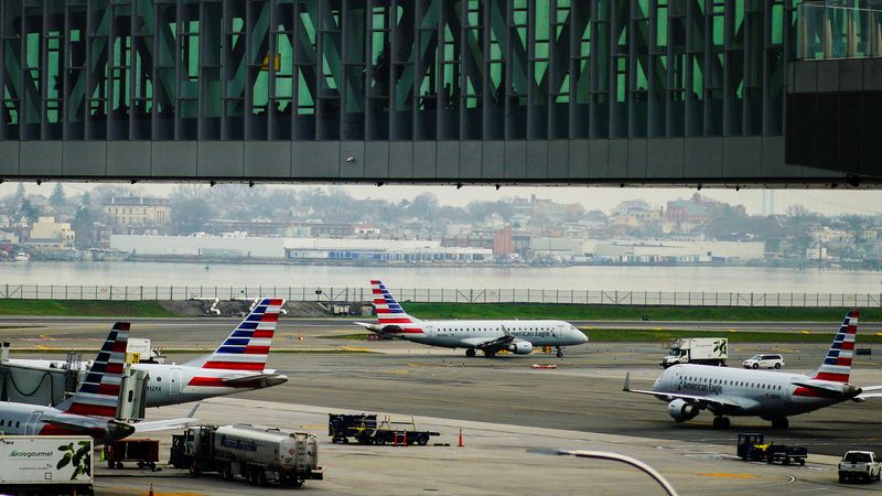 © Reuters. File photo: Planes are seen on the tarmac as travelers walk inside LaGuardia airport in New York City, U.S., April 6, 2023. REUTERS/Eduardo Munoz/File photo