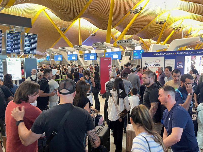 &copy; Reuters. Passageiros aguardam no aeroporto de Barajas após operador espanhol Aena informar "incidente" em sistemas de computador n19/07/2024. REUTERS/Elena Rodriguez